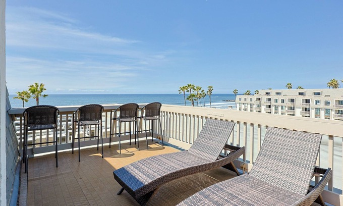 Townsite Condo | Top Floor Panoramic Whitewater Ocean Views in Oceanside! 1,081 Sq Ft
