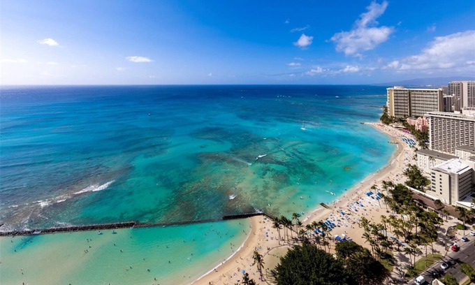 Honolulu Apartment | Top Floor Penthouse @ Waikiki Beach Tower - Direct Oceanfront Condo in Waikiki