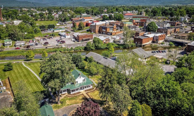 Luray Apartment | Top Floor Suites at The Legacy Inn Heritage Floor