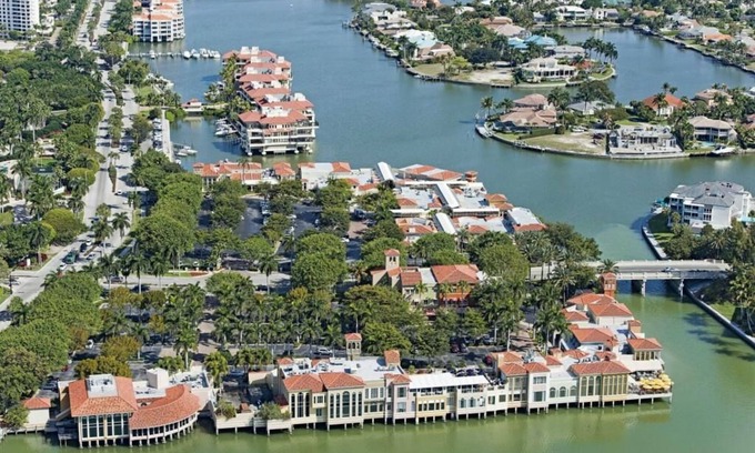 Moorings Condo | TOP FLOOR SUNNY CORNER UNIT MOORINGS AREA NAPLES w/BEACH PASS & POOL