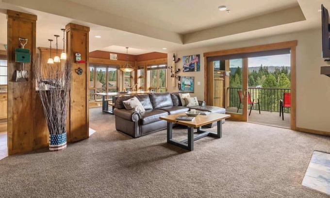 Cle Elum Condo | Top Floor Views | w/Hot Tub | Golf Course