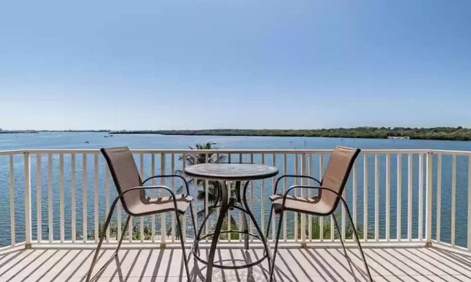 St. Petersburg - Clearwater Condo | Top-Floor Waterfront Condo with Bay view + Pool and Hot Tub