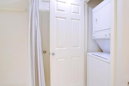 Ballston Apartment | Top Location in Ballston - Pool & Gym Access