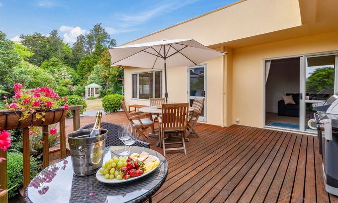 Taupo House | Top of the Lake - Spa Pool, Lake Views, Central to Town