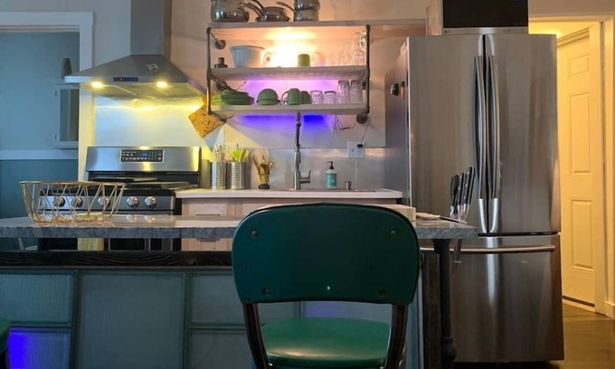 West Bayside Apartment | Top of the Old Port/East Bayside1 BR Free Parking
