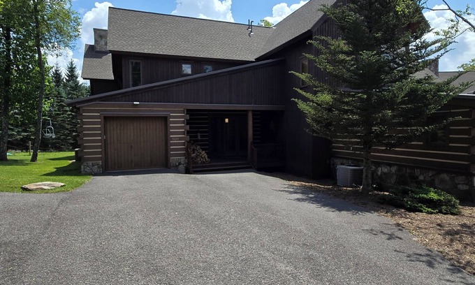 McHenry Condo | Top of The Slopes- 4 bedroom, Ski in/Ski out, Hot Tub, Fireplace (wood included)