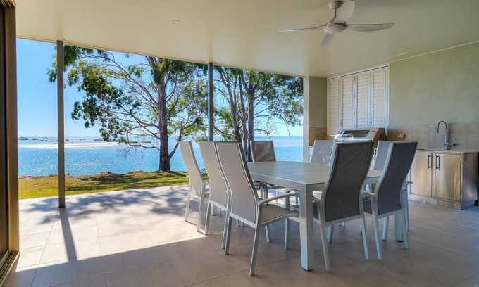 Toogoom House | Top of the Tide - Waterfront -6 beds-4 baths-Sleeps 15-WiFi-4 Smart TVs-Linen