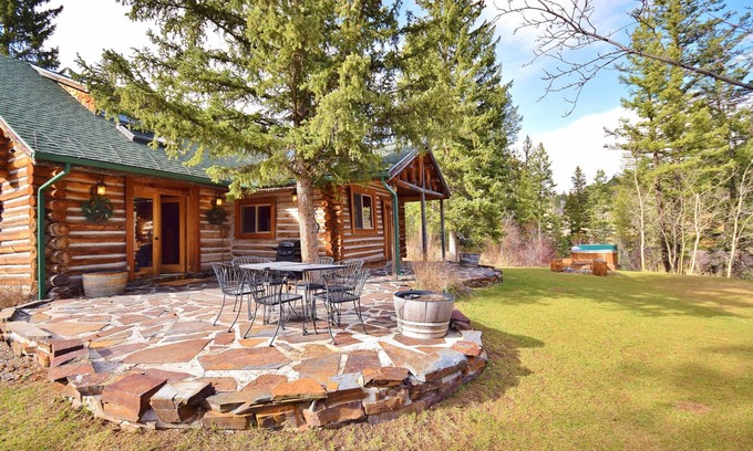 Bozeman Cabin | Top Rated Charming MT Cabin w Hot Tub, 10min Dwtn, MSU, 1hr Big Sky/Yellowstone