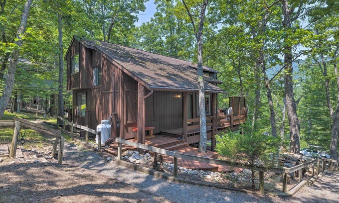 Massanutten House | ‘Top Shelf’ Home w/Deck: 1 Mi to Ski Slopes!