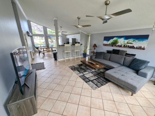 Waianae House | Top Spots Paradise Getaway 2 Min From Beach!