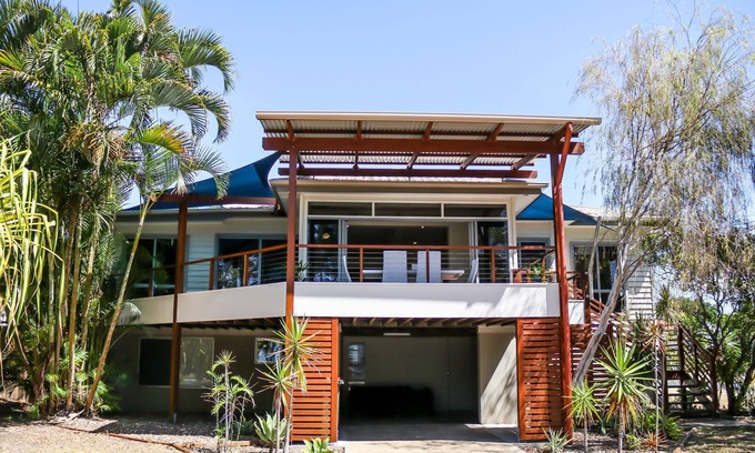 Urangan House | Top Tier - Family Holiday Home on the Esplanade