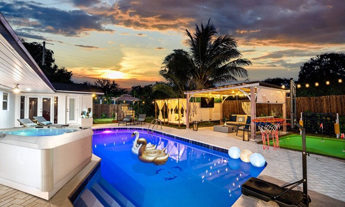 Pembroke Pines Villa | Top Villa w/Game Room Hot Tub & Htd Pool Near Beach