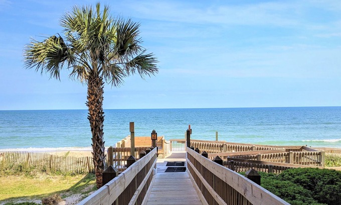 Sneads Ferry Condo | Topsail Dunes Beach Condo - Oceanfront! First Floor! Ramp Access!