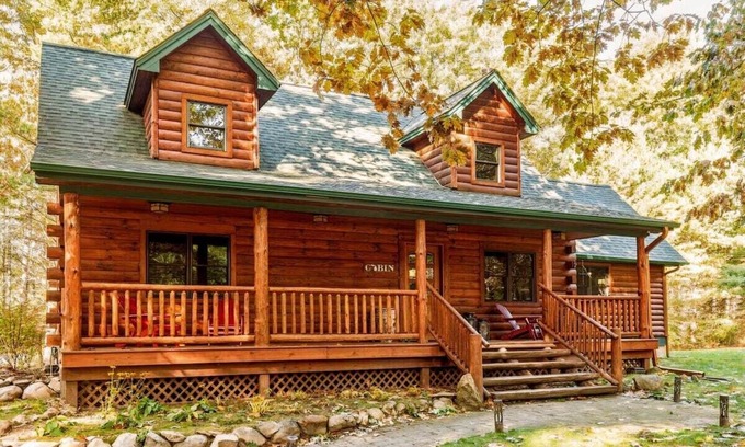 Clam River Cabin | Torch Lake Cabin|Kids' Ultimate Gaming Hideout