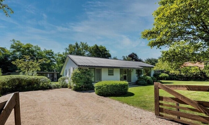 Nieuw-Haamstede House | Torenweg 13 holiday bungalow with ideal garden in prime location