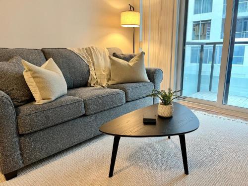 Wellington Place Apartment | Toronto Entertainment District - King Bed Condo - Close to Core - Dome - Scotiabank - CNE - Fort York - Near King St W