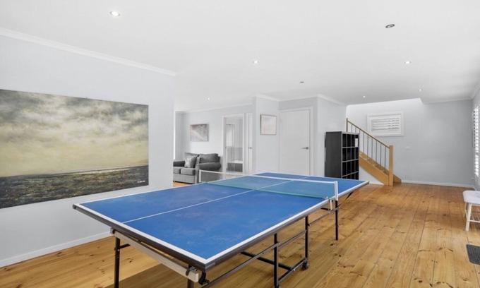 Torquay House | Torquay Central - walking distance to beach, shops & restaurants. Sleeps 10