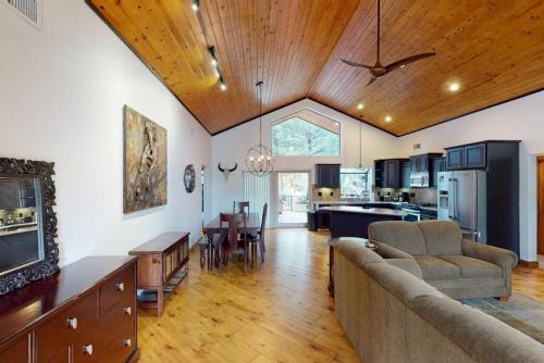 Torreon House | Torreon Cozy Cabin, Decks, BBQ, 4Bedroom, Sleeps 8