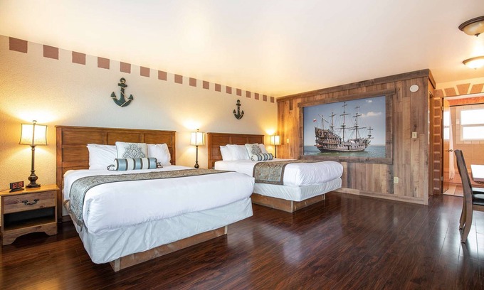 Ocean Shores Hotel | Tortuga - 1 Bedroom Suite with 3 Queen Beds at Wanderlust Inn, Pet Friendly