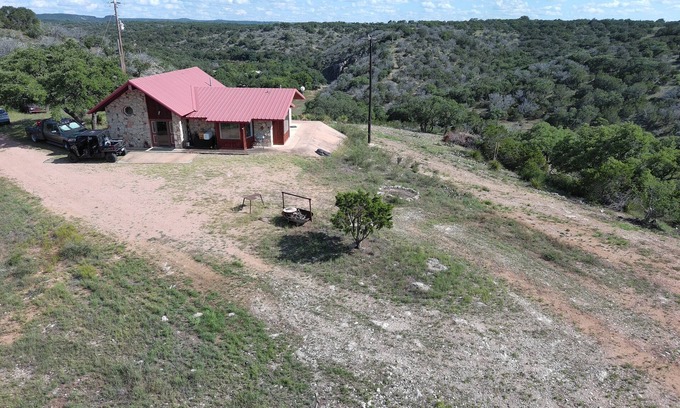 Mason House | Total country 3-bedroom house in awesome Mason with WiFi, AC