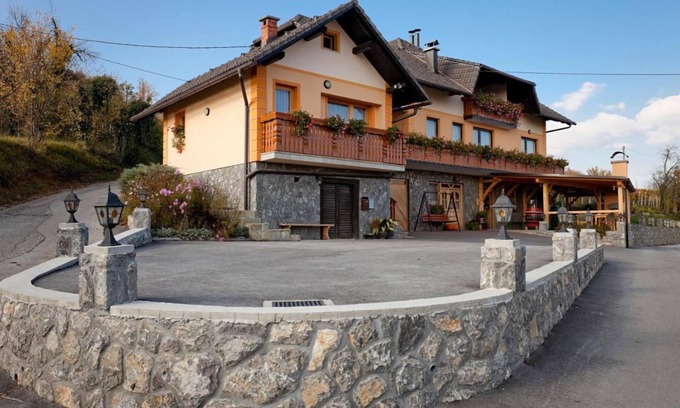 Gorenja Vas pri Smarjeti Apartment | Tourist Farm Škrbina Apartment 1, Šmarješke Toplice, Slovenia