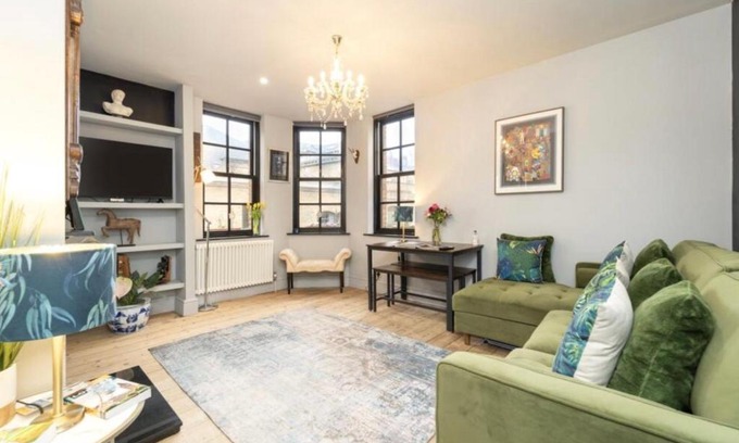 Riverside Apartment | Tower Bridge Shad Thames Butlers Wharf Secure Electric Gated Van Parking Garden Balcony Luxury Chiq Boutique