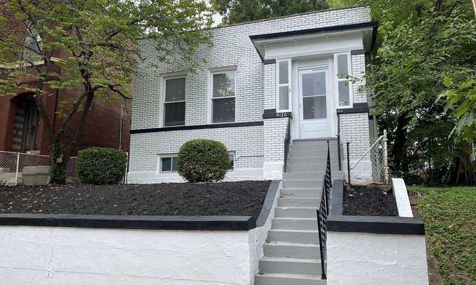 Tower Grove South House | Tower Grove -near restaurants & Park- crib, highchair, & fenced back yard