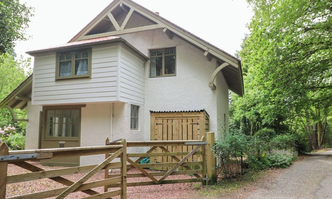 Dalmally Cottage | TOWER LODGE, pet friendly, character holiday cottage in Lochawe
