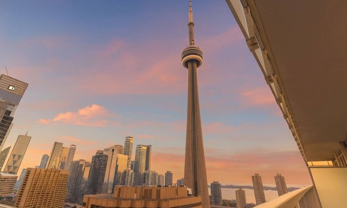 Toronto Entertainment District Hotel | Tower View Stays - 1 min to Rogers Centre/MTCC - Pool