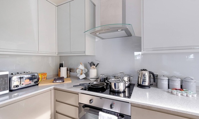 Berrylands Apartment | Town Center 2 bed Serviced Apartment 08 with parking