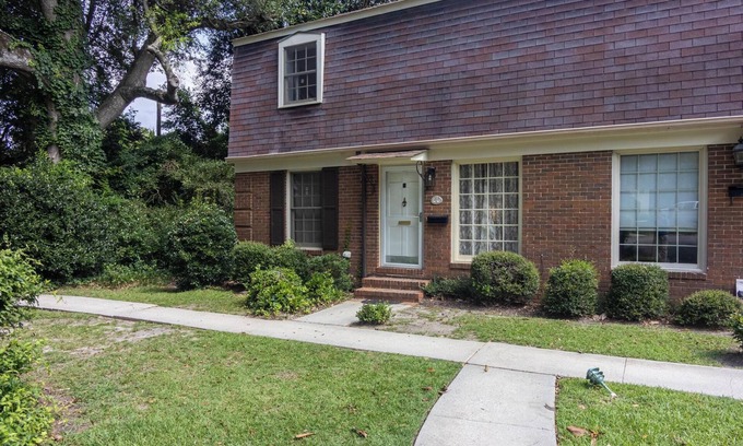 Aiken House | Town home located a stones throw to the Wilcox Hotel and Hitchcock Woods