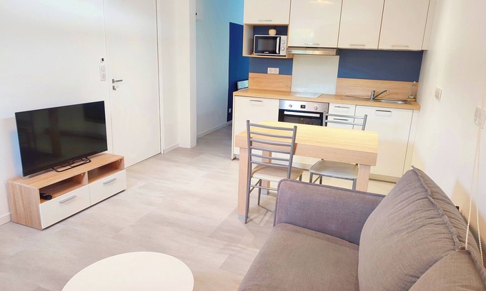 La Pradelle House | Town house with swimming pool, fast freeway access
