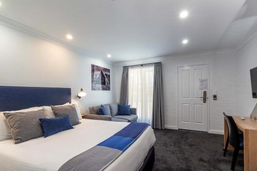 Orange Hotel | Town Square Motel