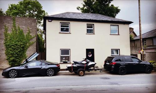 Cashel House | Town villa with charming garden, bbq area & Sleeps 6