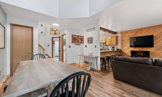 Hidden Valley House | Townhome 2 bedroom, 2 1/2 bath sleeps 6, resort amenities and walkable to slopes