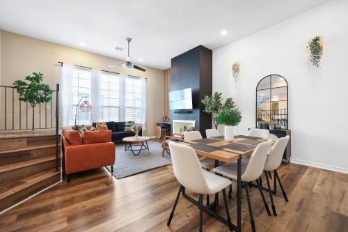 Shady Acres House | Townhome - Modern Boho - Heights - King bed