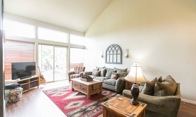 Redmond House | Townhome near Smith Rock, Concerts, Skiing and more! Resort amenities included