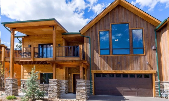 Estes Park House | Townhome w/huge views of Long's Peak & the Continental Divide. 5-minute walk to