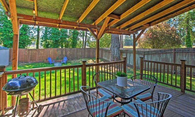 Lakewood House | Townhome w/ Yard: 3 Mi to Camp Murray & JBLM
