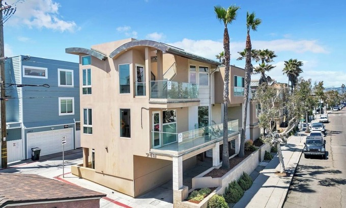 Central Mission Beach House | Townhome with ocean views 1 block from Mission Beach