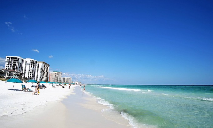 Destin House | Townhouse condo. 3 min walk to private beach. 1 min walk to pool.