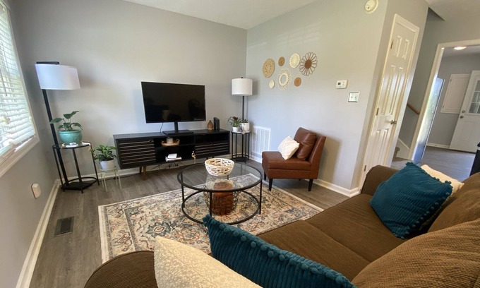 Lynchburg House | Townhouse in Lynchburg 3 miles from Liberty