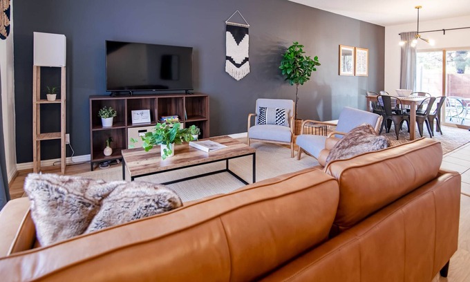 Kanab House | Townhouse near Zions, Bryce, & Grand Canyon. Pool & Hot tub