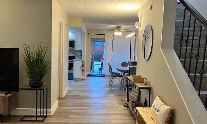 Davie House | Townhouse that sleeps 8 Close to college/university 15 mins from airport & Mall