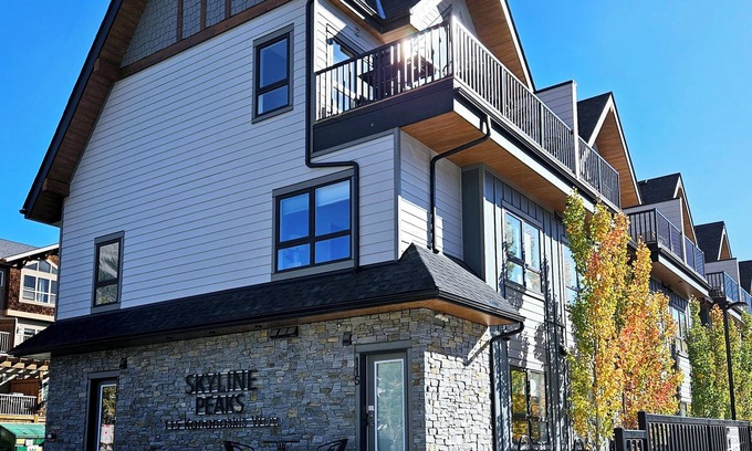 Canmore House | Townhouse w/Garage in PRIME LOCATION - Sleeps 8 + Pool and Hot Tub