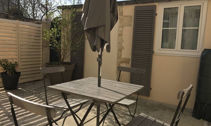 Bayeux House | Townhouse with private courtyard facing south