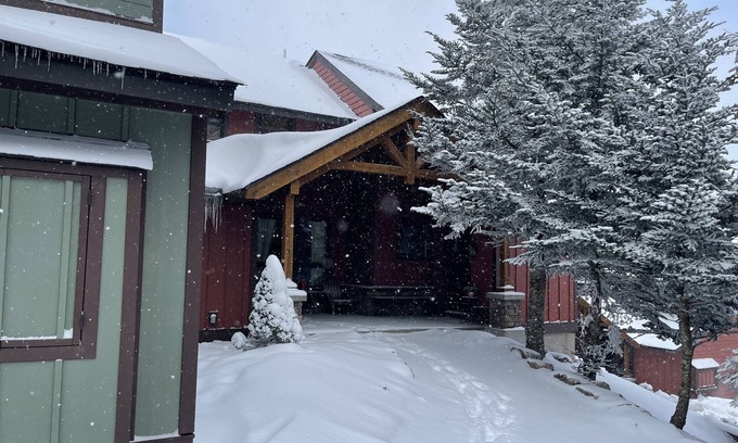 Snowshoe House | Townhouse with Short walk to the Ski Slopes and the Village!