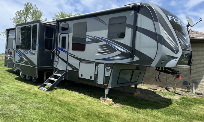Norwalk House | ToyHauler 5th Wheel in the country
