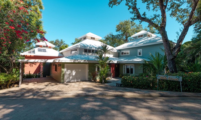 Lawson Rock House | Trade Winds - luxurious Roatan Villa near West Bay - NEW LARGE POOL
