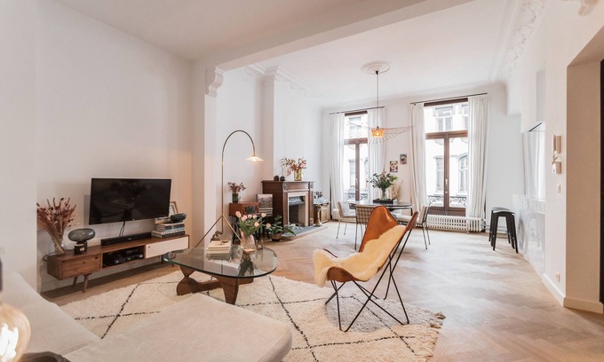Markgrave Apartment | Traditional chic high ceilings apt w Aircos/Garage